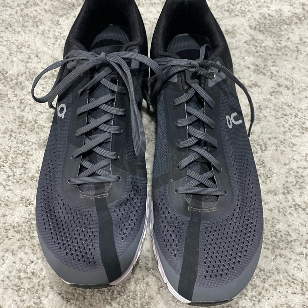 Men’s On Cloud shoes. Excellent condition!